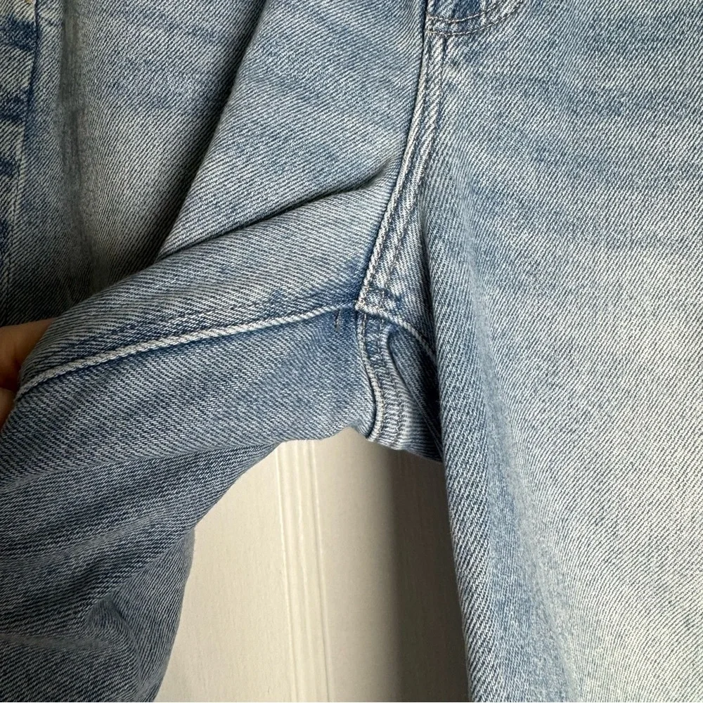 American Eagle Mom Straight Jean Light Wash Frayed Hem Straight Leg Jeans 8 Long